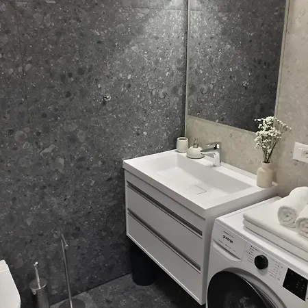 Mav Apt, New, Modern, Near Old Town, Free Parking *