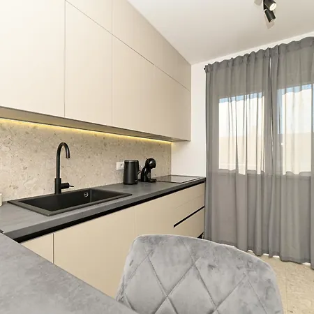 Mav Apt, New, Modern, Near Old Town, Free Parking Apartment