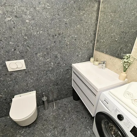 Mav Apt, New, Modern, Near Old Town, Free Parking Apartment *