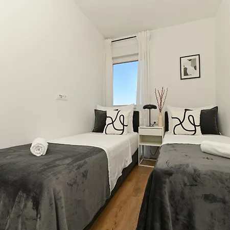 Mav Apt, New, Modern, Near Old Town, Free Parking *