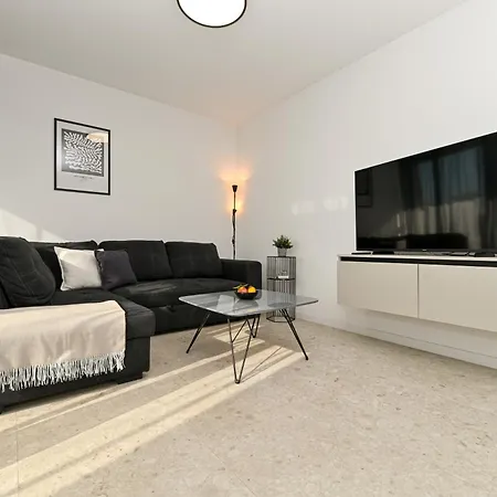 Mav Apt, New, Modern, Near Old Town, Free Parking *