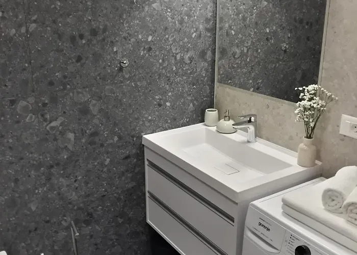 Mav Apt, New, Modern, Near Old Town, Free Parking *