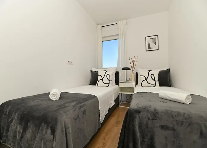 Mav Apt, New, Modern, Near Old Town, Free Parking *