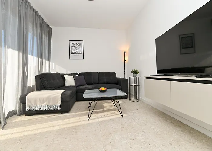 Mav Apt, New, Modern, Near Old Town, Free Parking