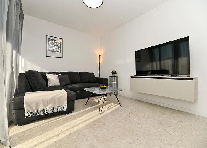 Mav Apt, New, Modern, Near Old Town, Free Parking *