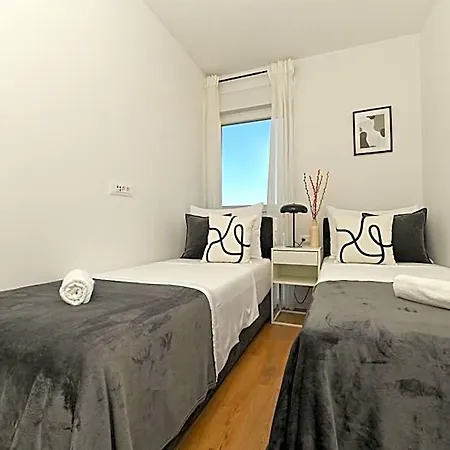 Mav Apt, New, Modern, Near Old Town, Free Parking *