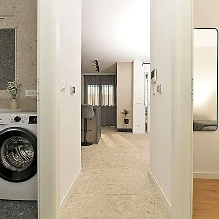 Mav Apt, New, Modern, Near Old Town, Free Parking *