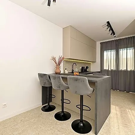 Mav Apt, New, Modern, Near Old Town, Free Parking *
