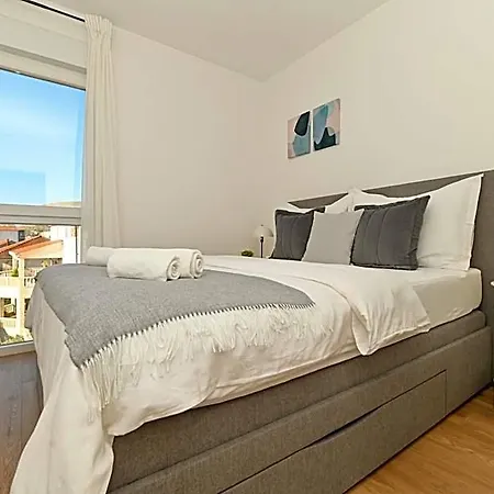 Mav Apt, New, Modern, Near Old Town, Free Parking *