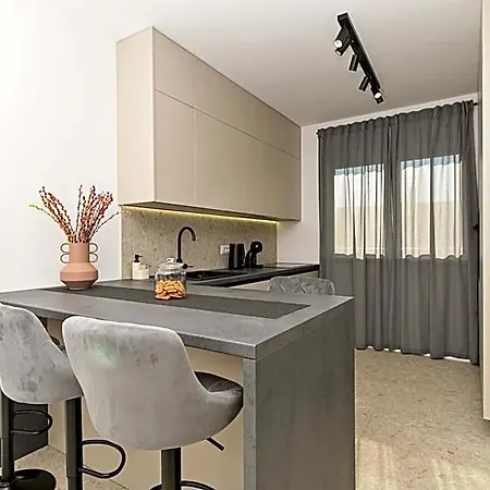 Mav Apt, New, Modern, Near Old Town, Free Parking Apartment *
