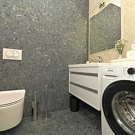 Mav Apt, New, Modern, Near Old Town, Free Parking Apartment *