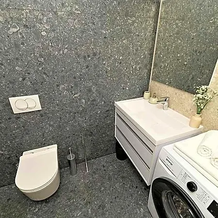 Mav Apt, New, Modern, Near Old Town, Free Parking Apartment