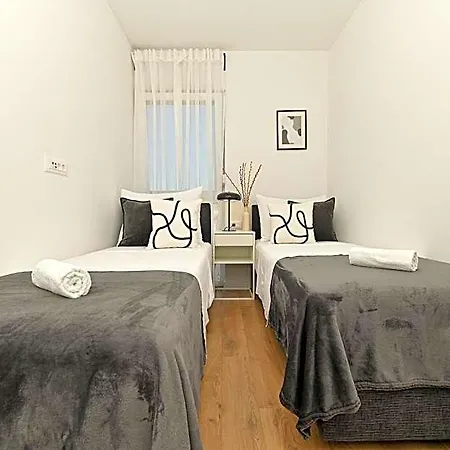 Mav Apt, New, Modern, Near Old Town, Free Parking Apartment *