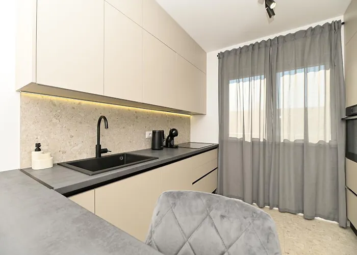 Mav Apt, New, Modern, Near Old Town, Free Parking Appartement